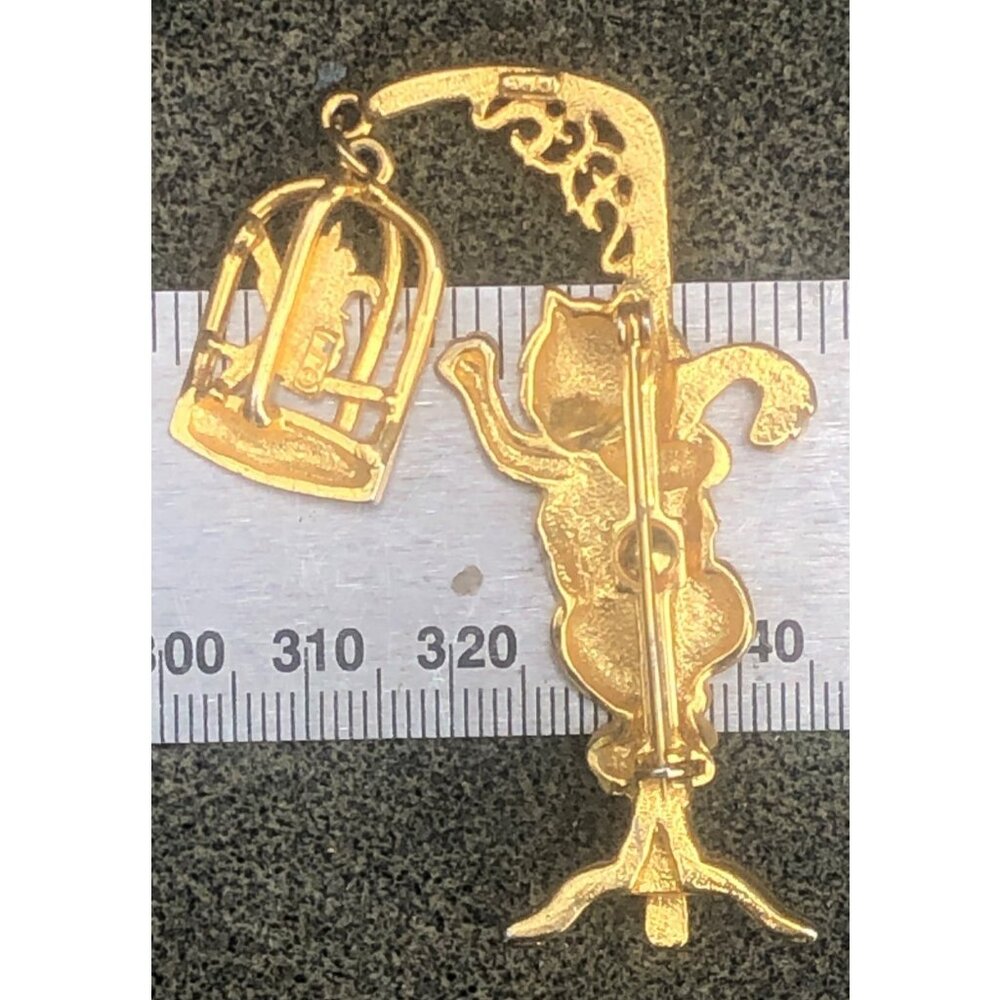 Vintage JJ Jonette Gold Tone 3D Cat & Bird Cage Dangle Brooch Signed - Picture 3 of 4